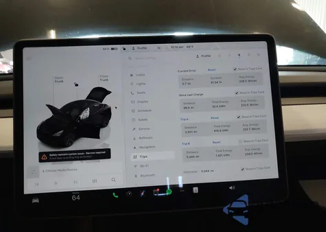 2024 Tesla Model Y Long Range Dual Motor All-Wheel Drive/Rwd z USA, uszkodzony, nr VIN 7SAYGDED6RF155994